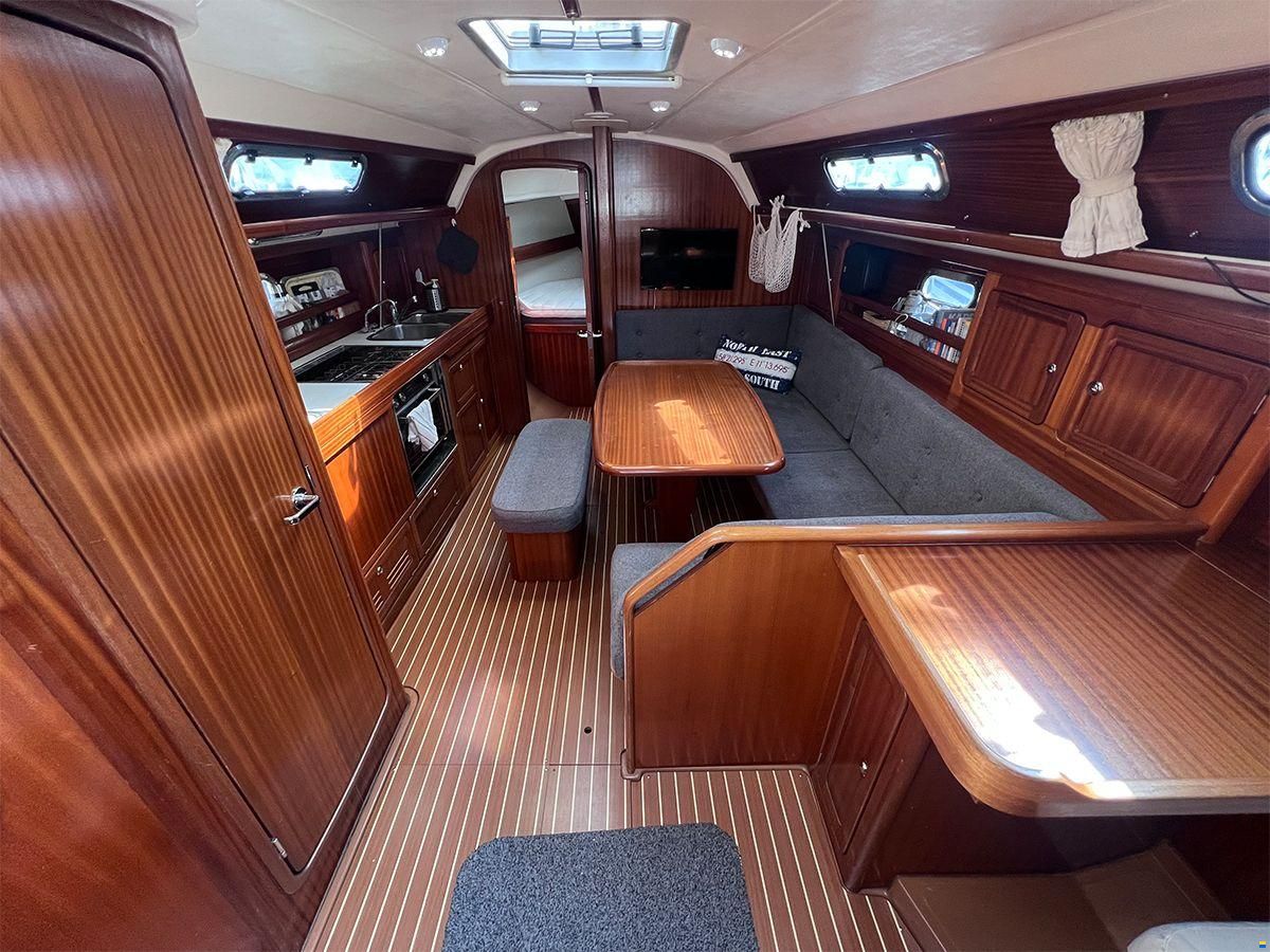 Bavaria 37