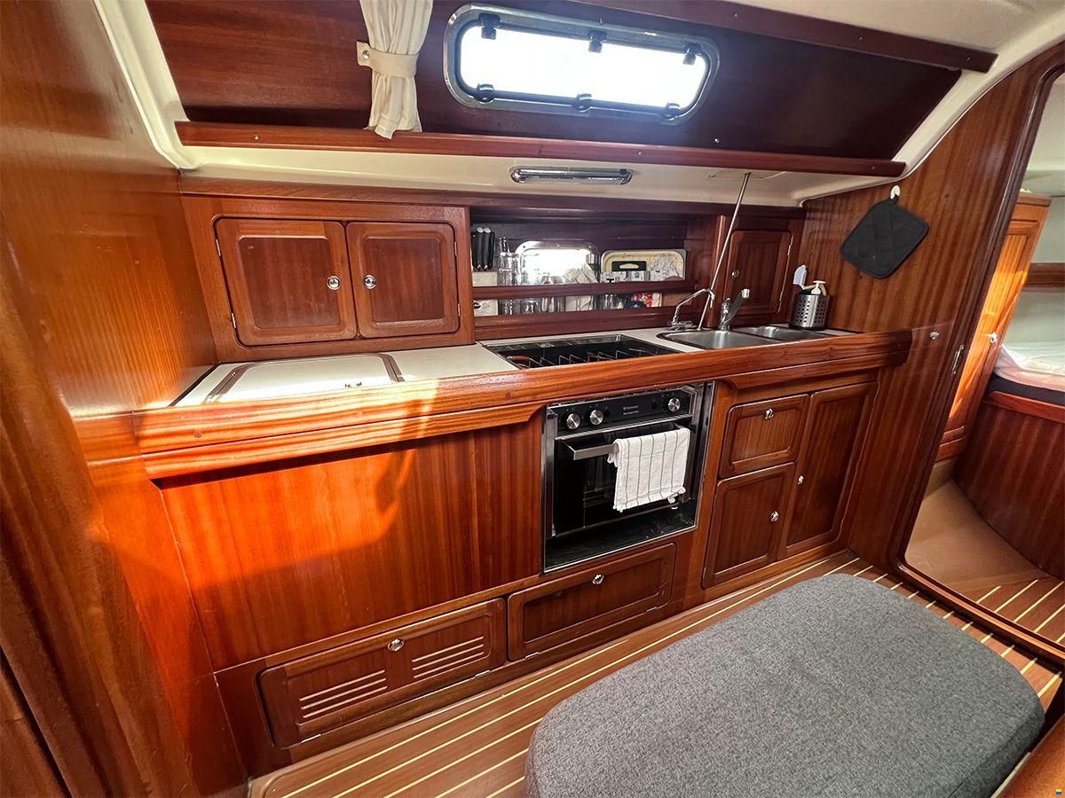 Bavaria 37