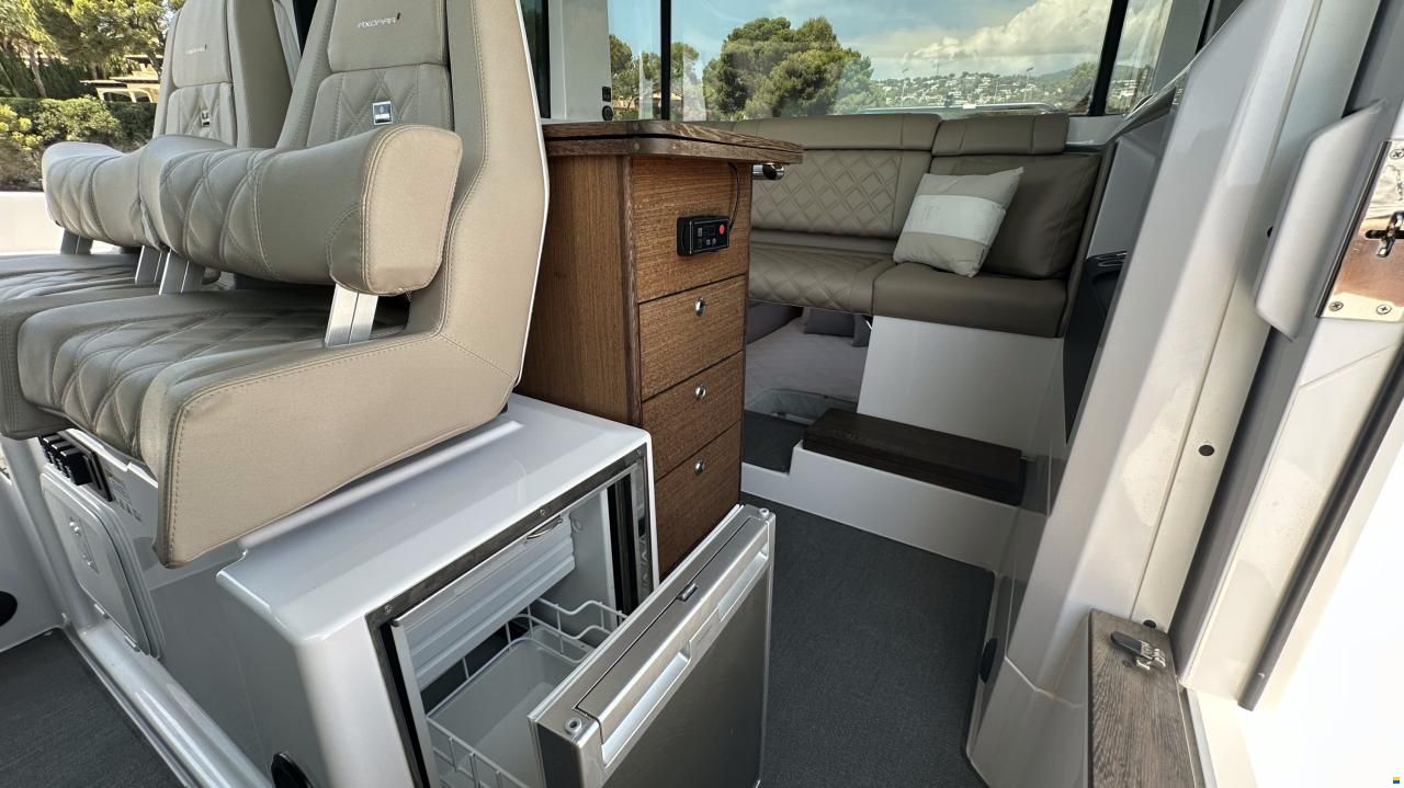 Axopar 37 Cross Cabin