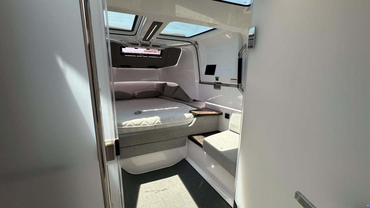 Axopar 37 Cross Cabin