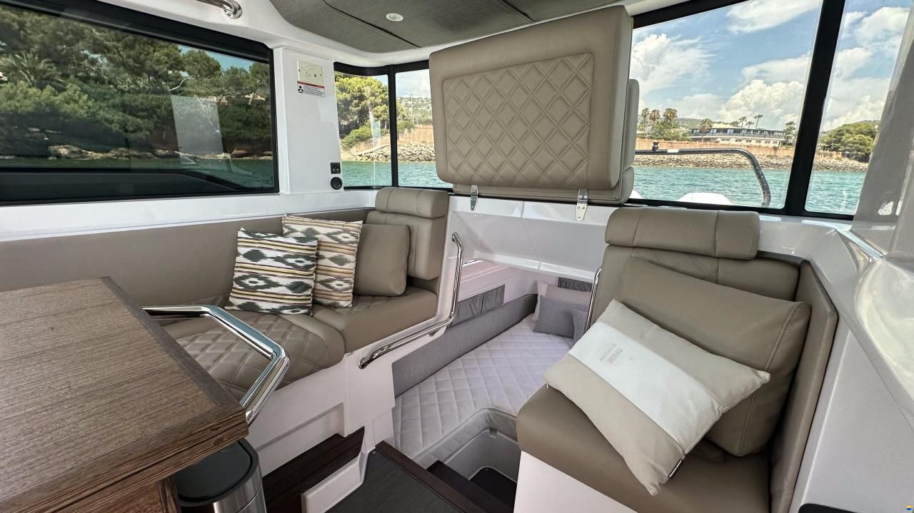 Axopar 37 Cross Cabin