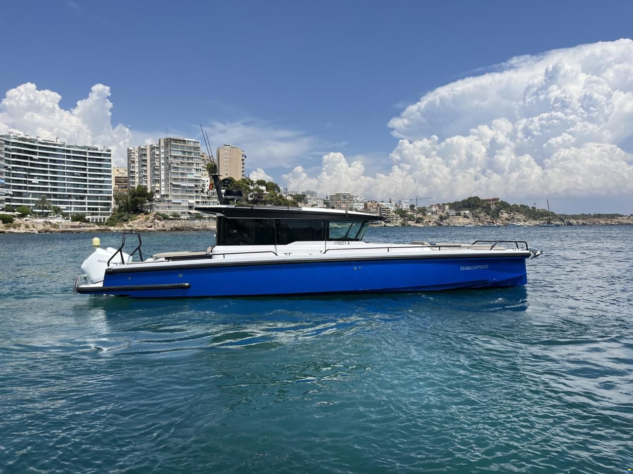Axopar 37 Cross Cabin