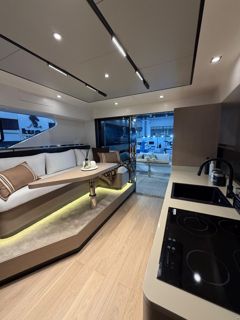 Catamaran Discovery 40