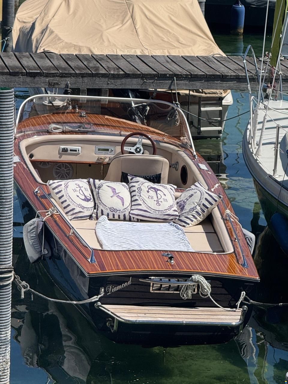Marian Luxus-Elektroboot mit Mahagoni-Deck