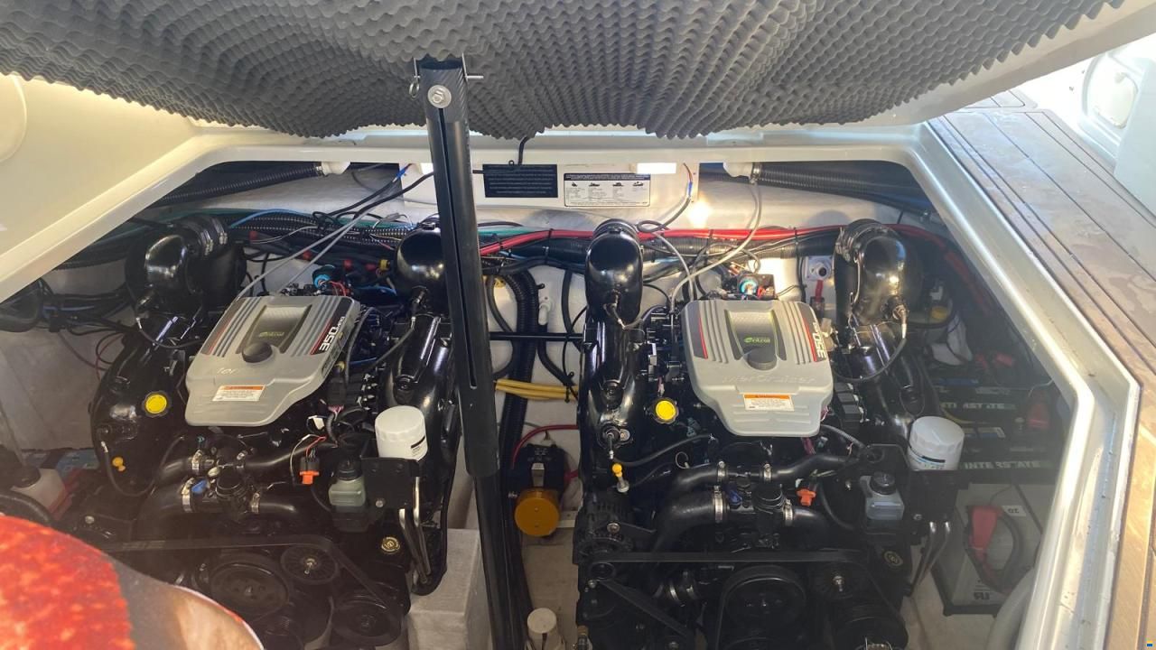 Crownline 330