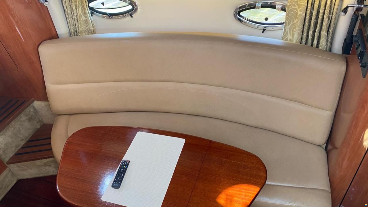 Crownline 330