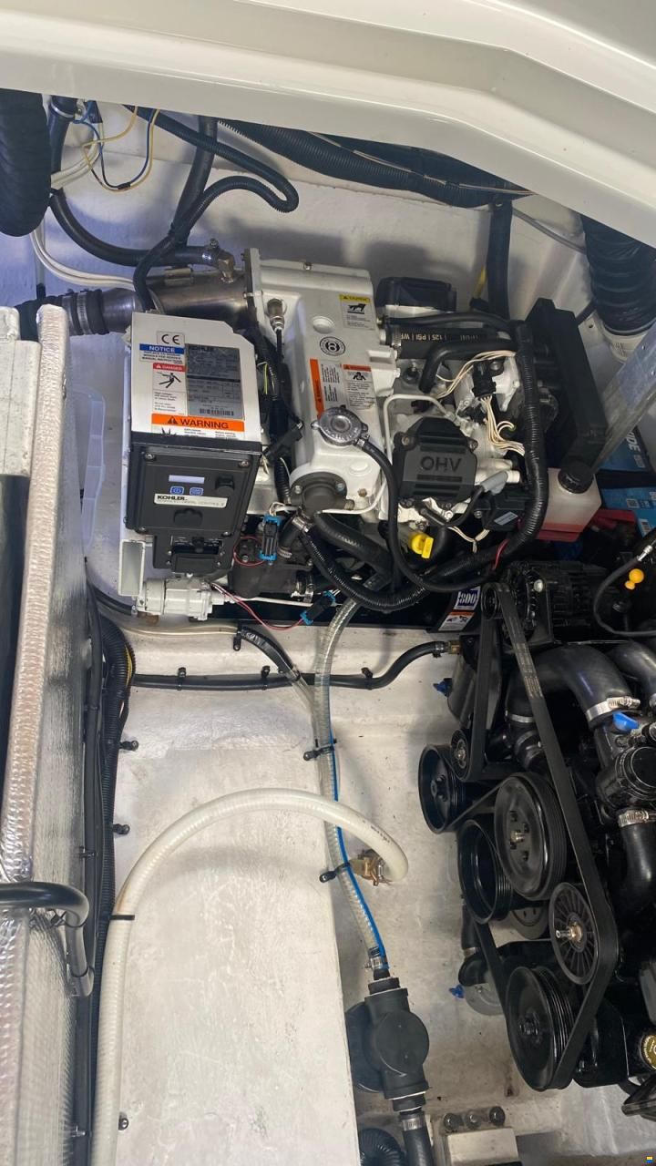 Crownline 330