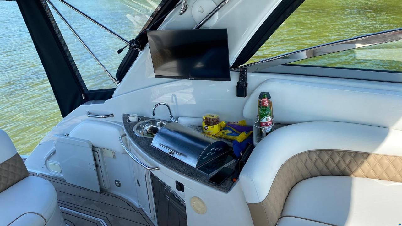 Crownline 330