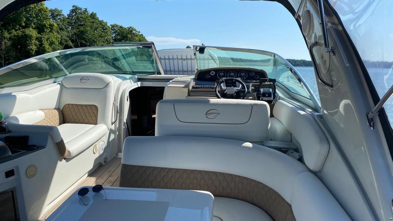 Crownline 330