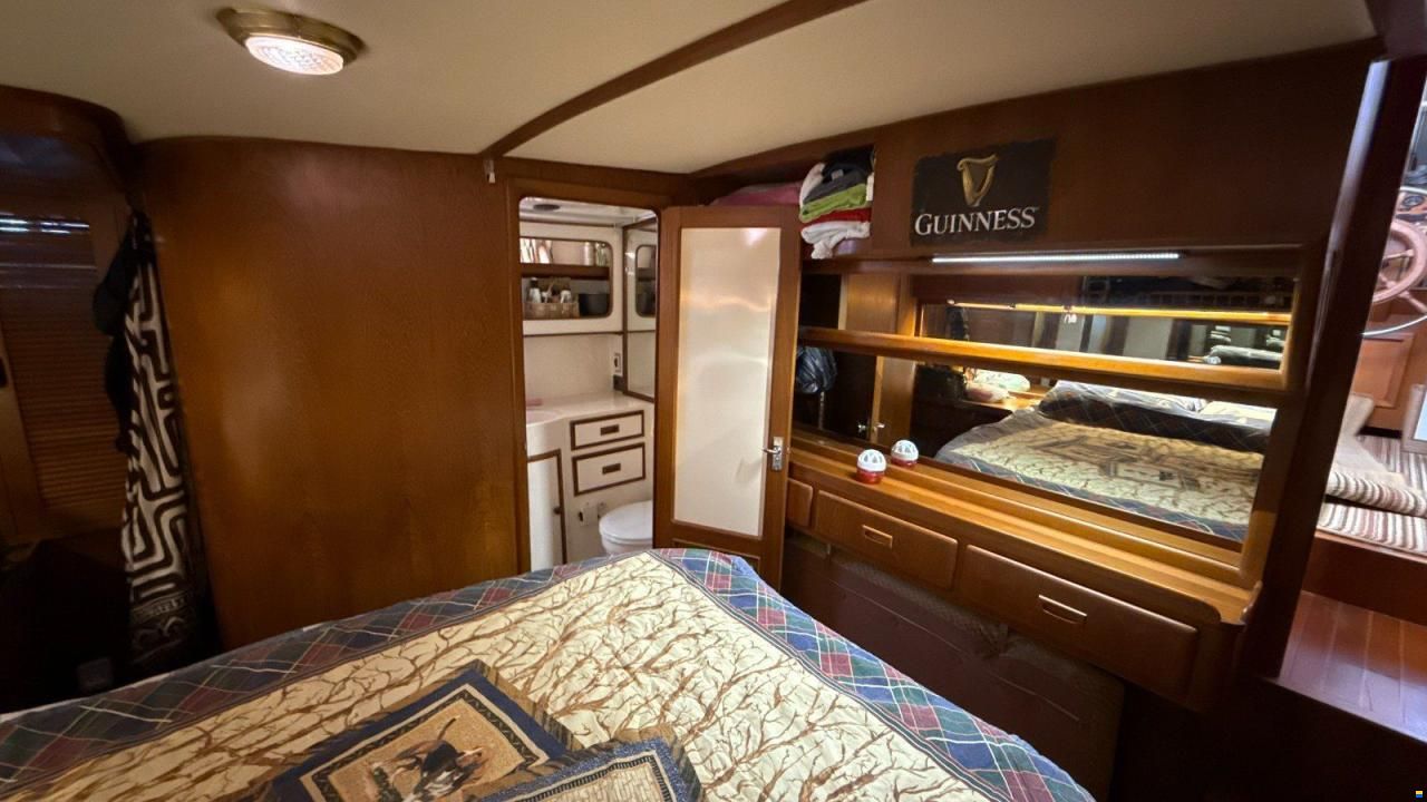 Edership 37 AFT CABIN