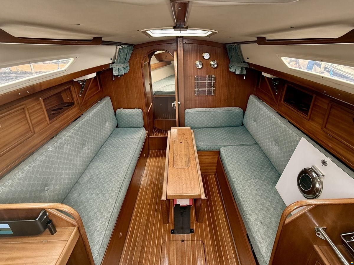 Bavaria 890