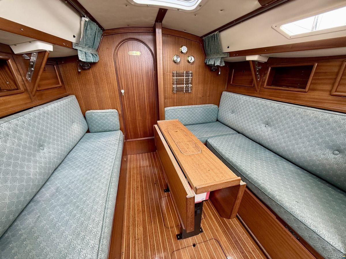 Bavaria 890
