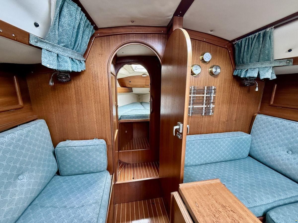 Bavaria 890