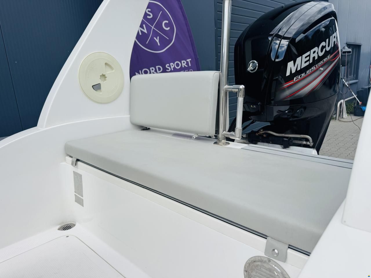 Liya 520 Rib Center Console