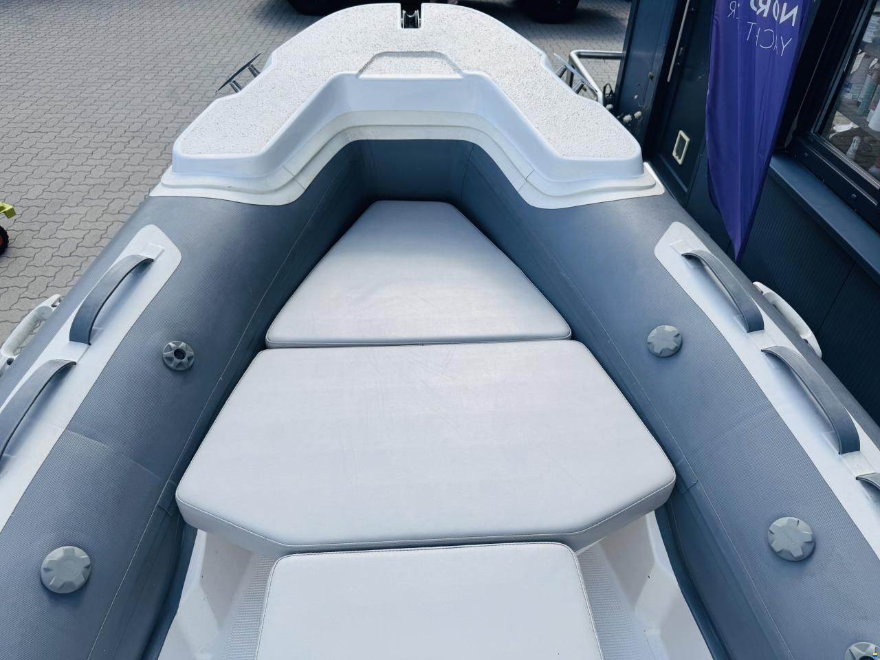 Liya 520 Rib Center Console