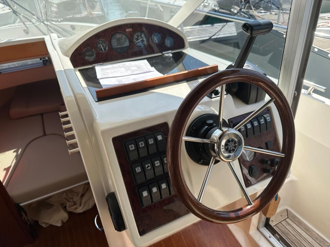 Aquador 25 Cabin