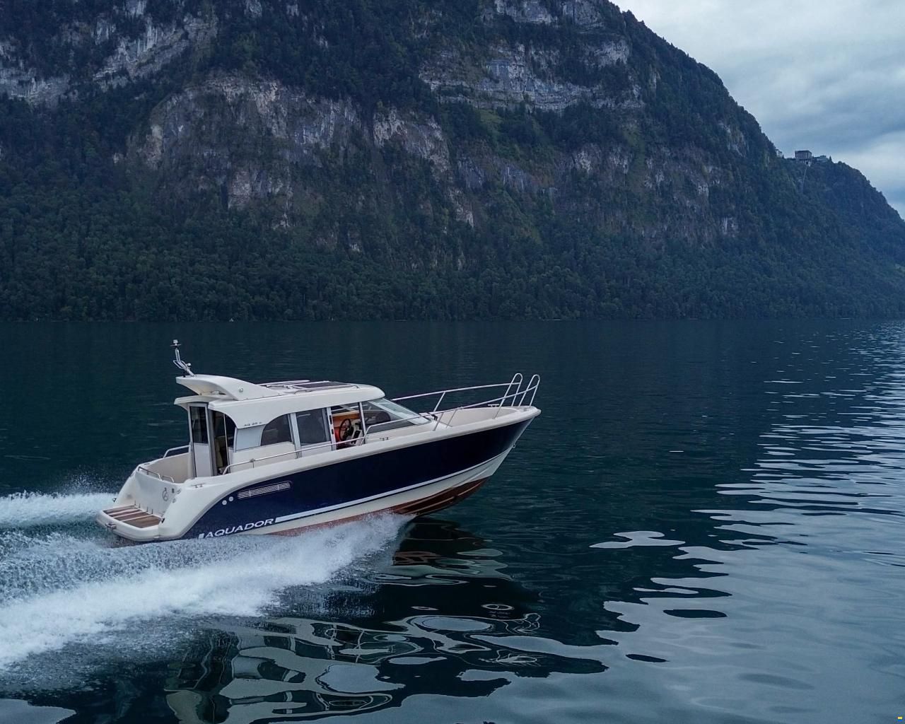 Aquador 25 Cabin