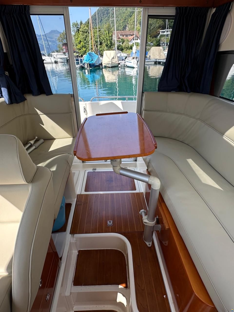Aquador 25 Cabin