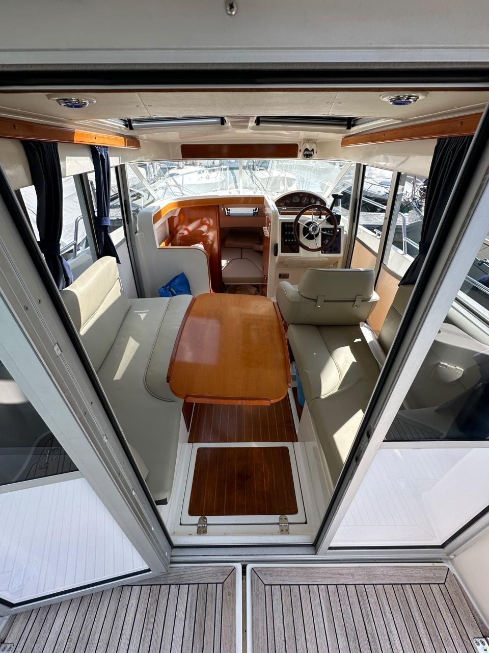 Aquador 25 Cabin