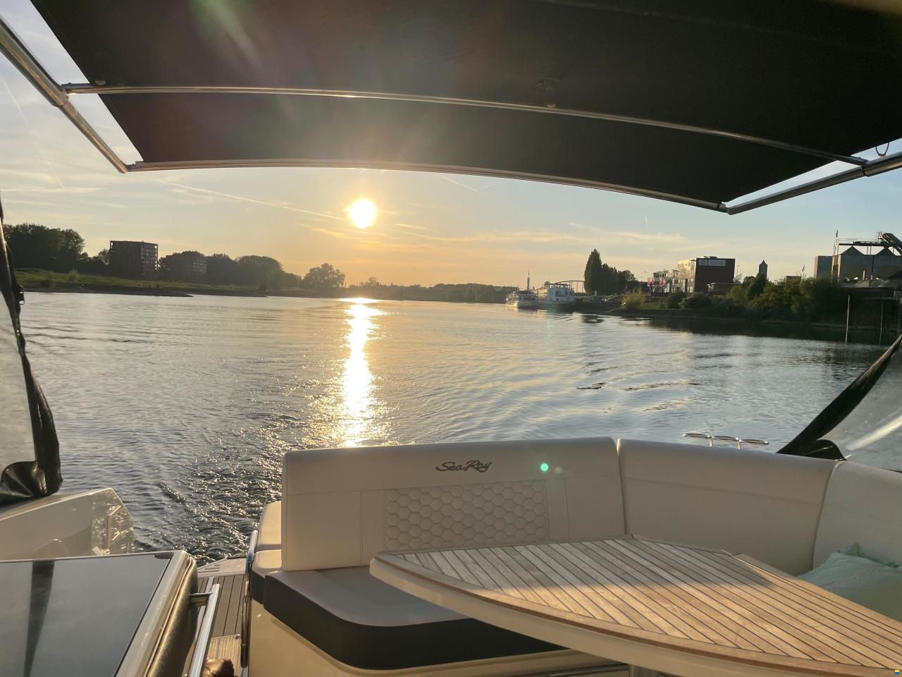 Sea Ray 320 Sundancer