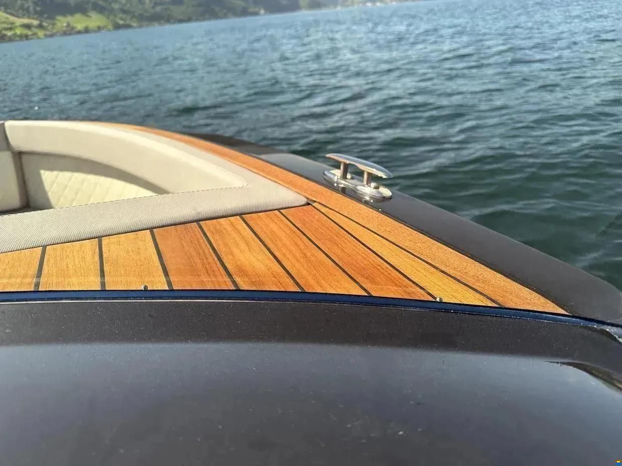 VTS Boats Flying Shark 5.7 Black Capri