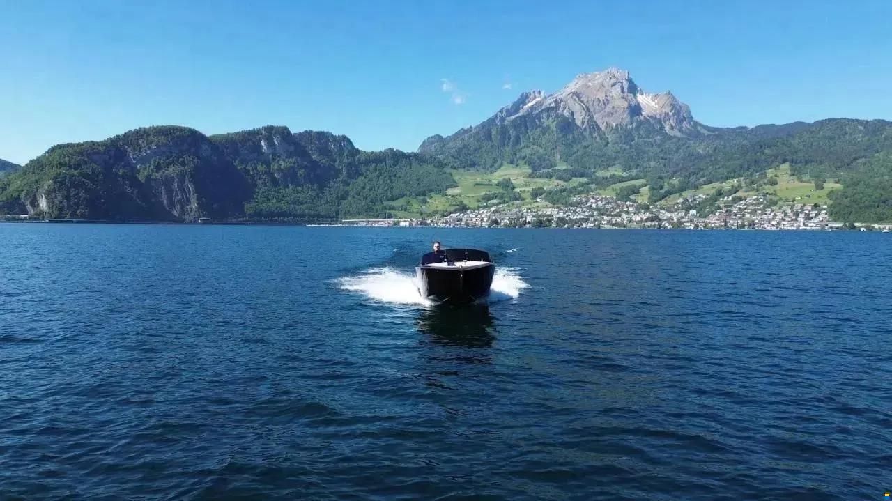 VTS Boats Flying Shark 5.7 Black Capri