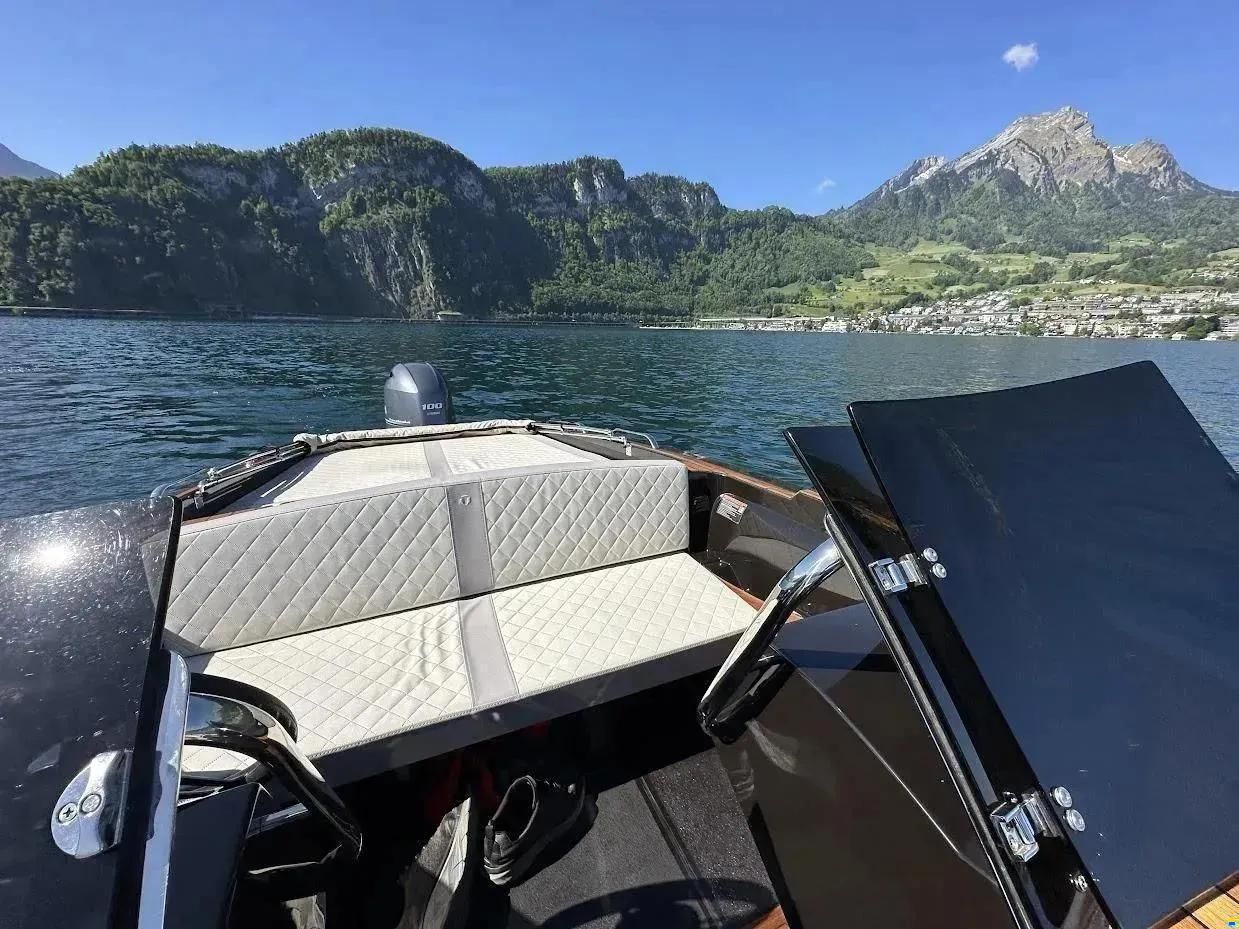 VTS Boats Flying Shark 5.7 Black Capri