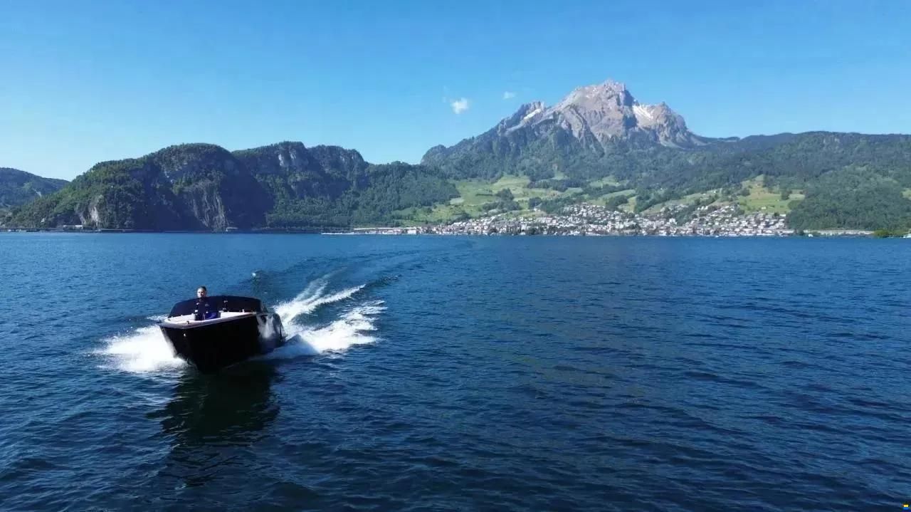 VTS Boats Flying Shark 5.7 Black Capri