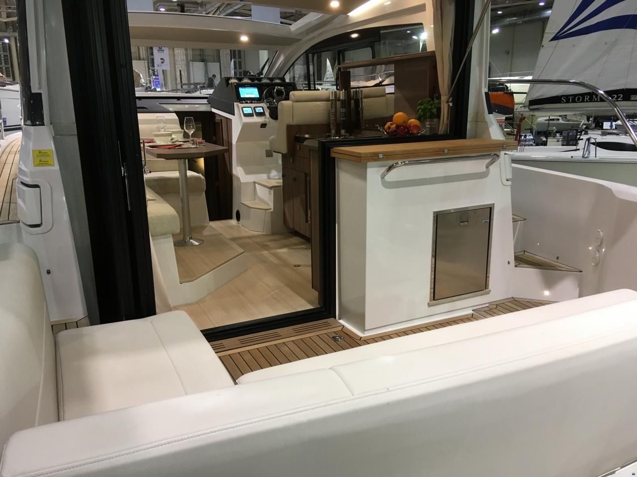 Sealine C330