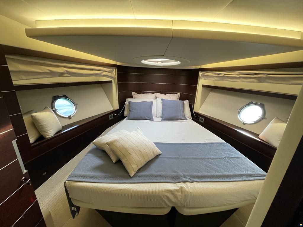 Azimut 68S