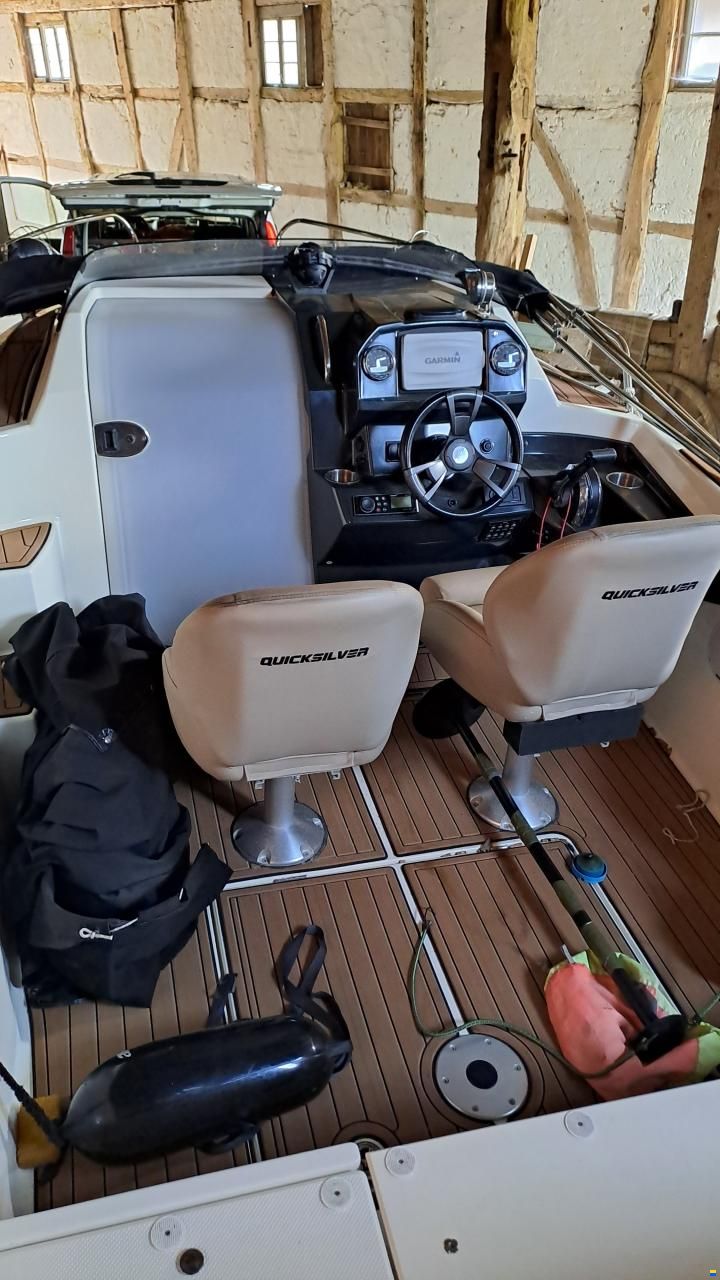 Quicksilver 555 Cabin