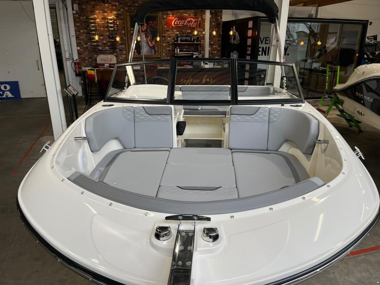 Bayliner M17 - white - engine to choose