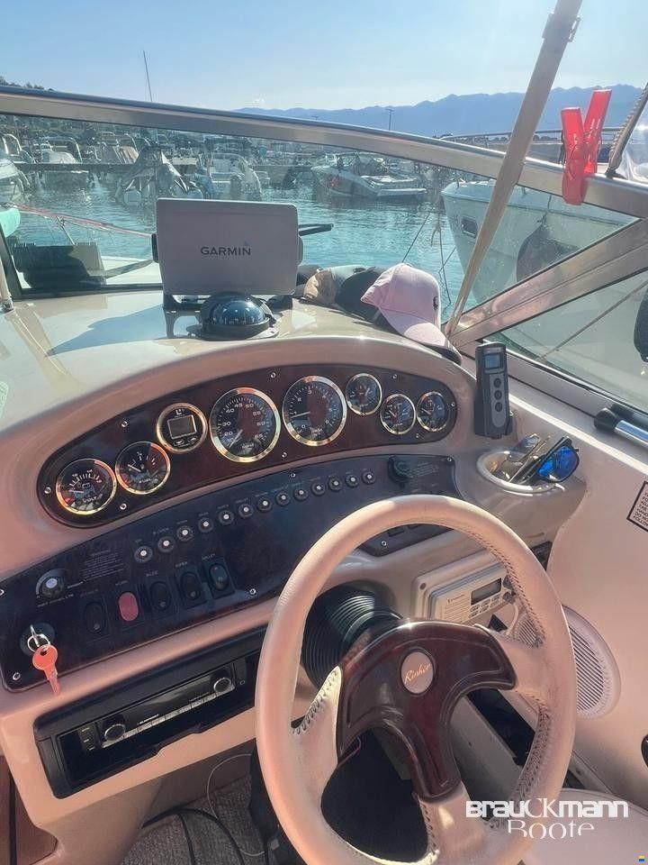 Rinker Fiesta Vee 242