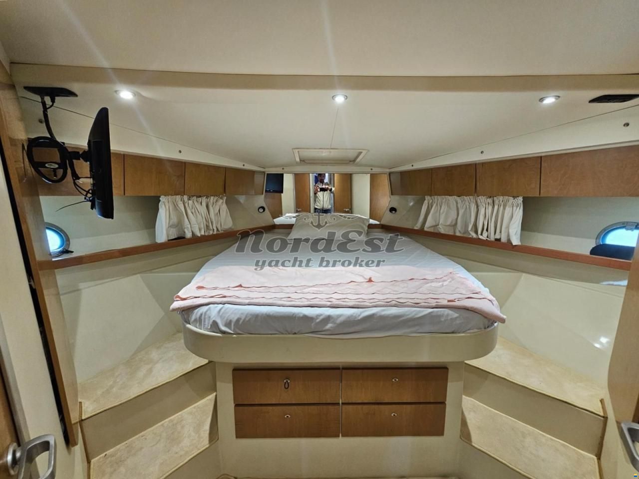 Ferretti 39