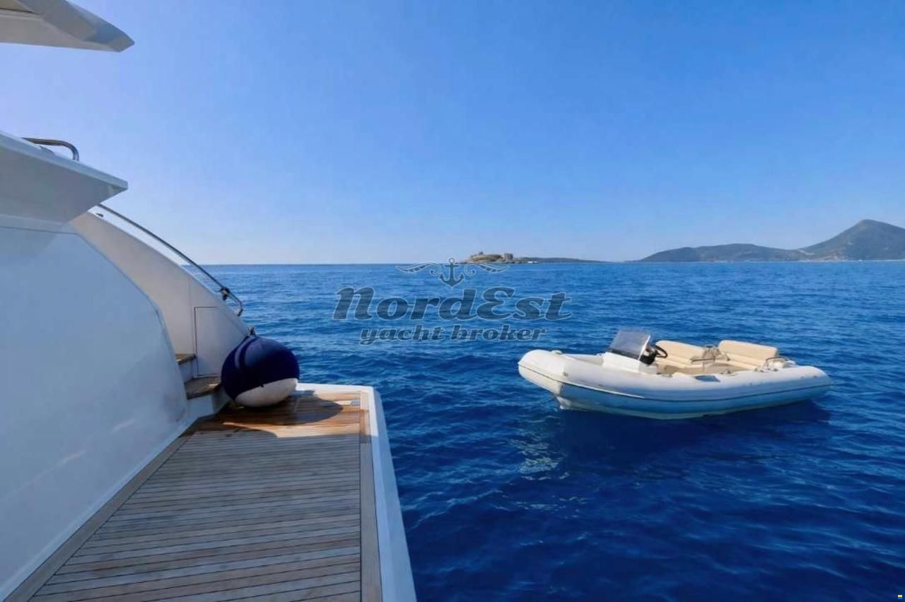 Azimut Grande 30 (3 cabins)
