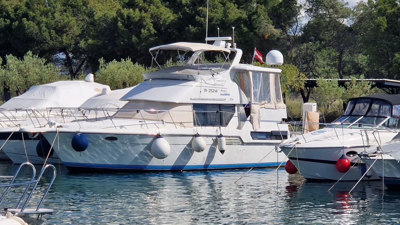 Carver 33 Aft Cabin