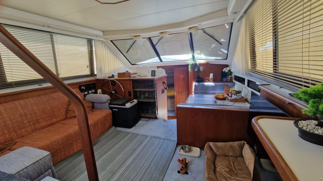 Carver 33 Aft Cabin