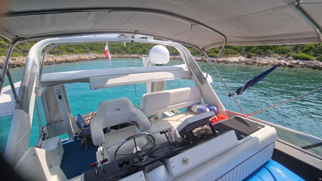 Carver 33 Aft Cabin