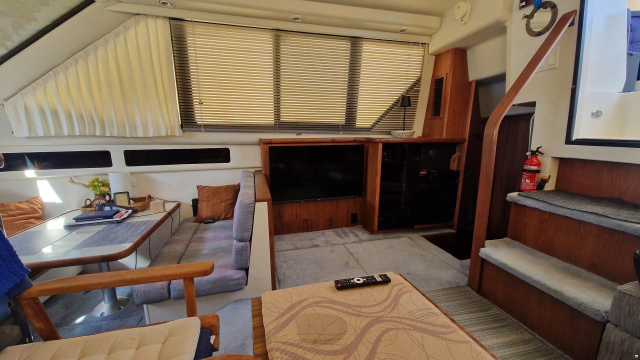 Carver 33 Aft Cabin