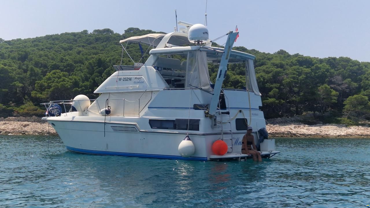 Carver 33 Aft Cabin