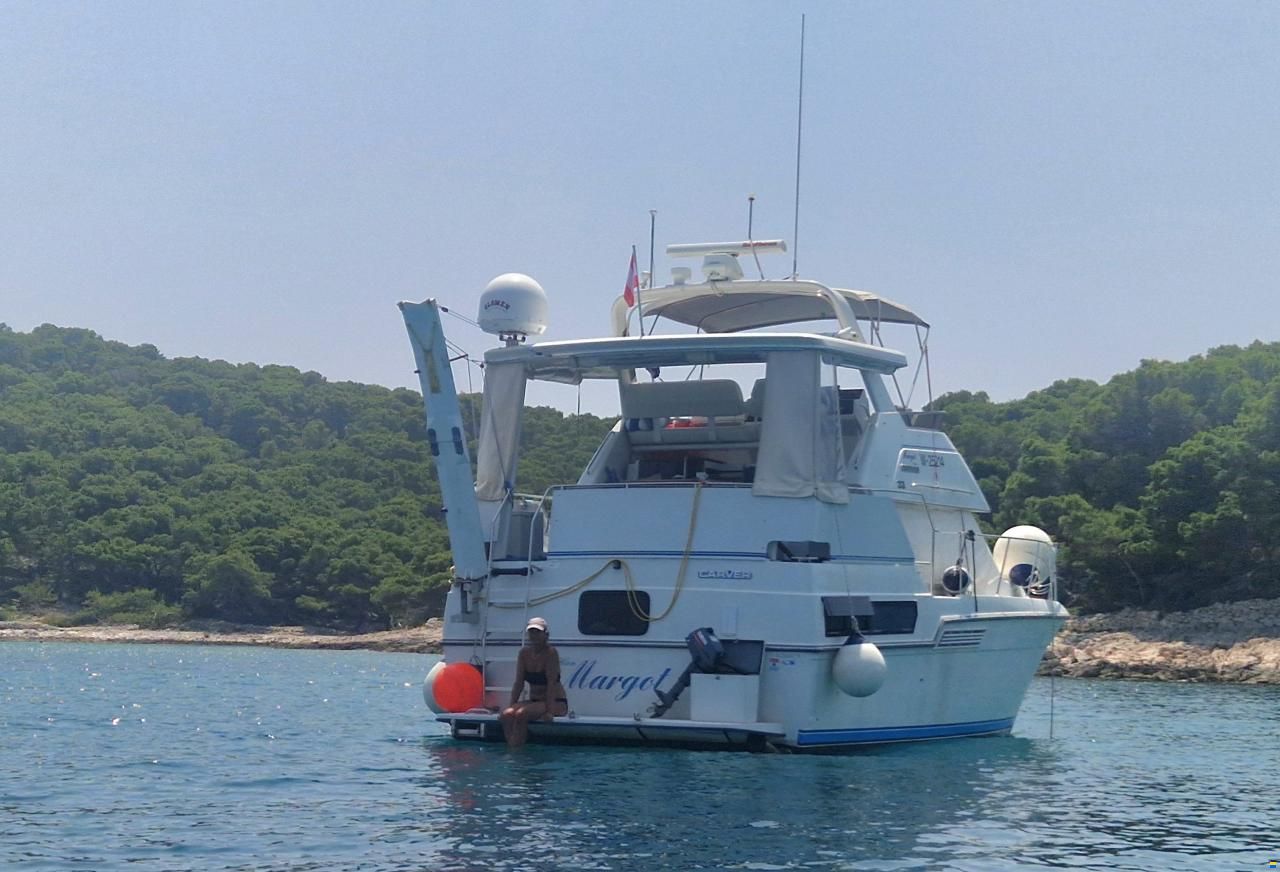 Carver 33 Aft Cabin