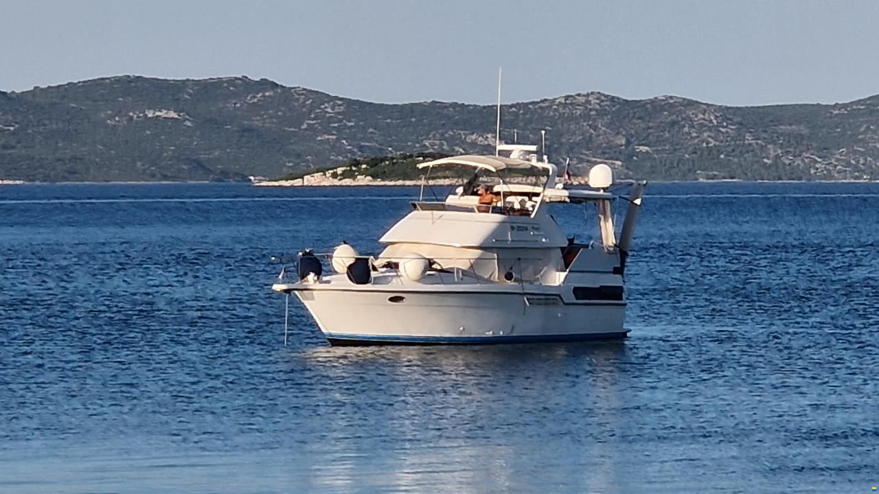 Carver 33 Aft Cabin