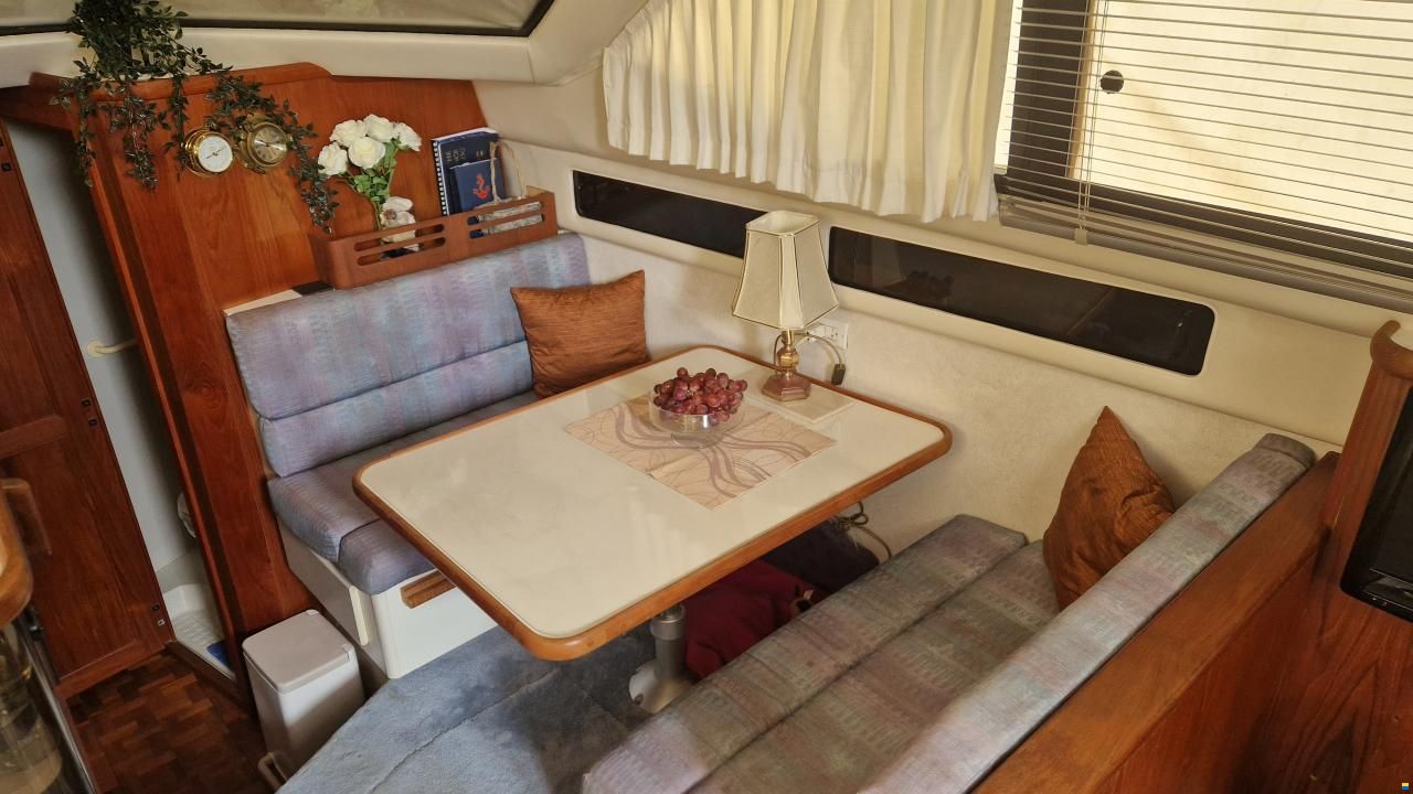 Carver 33 Aft Cabin