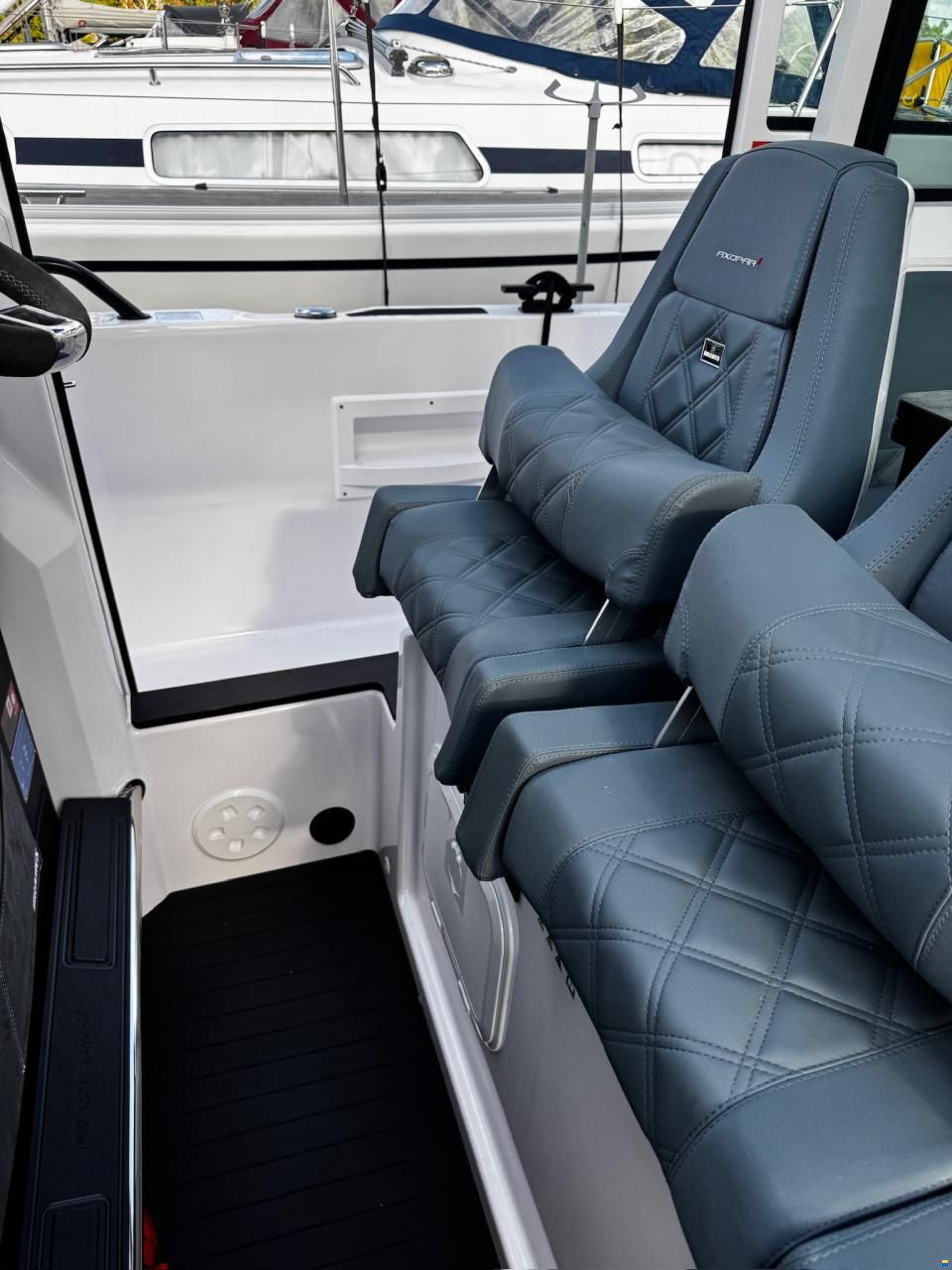 Axopar 37 XC Cross Cabin