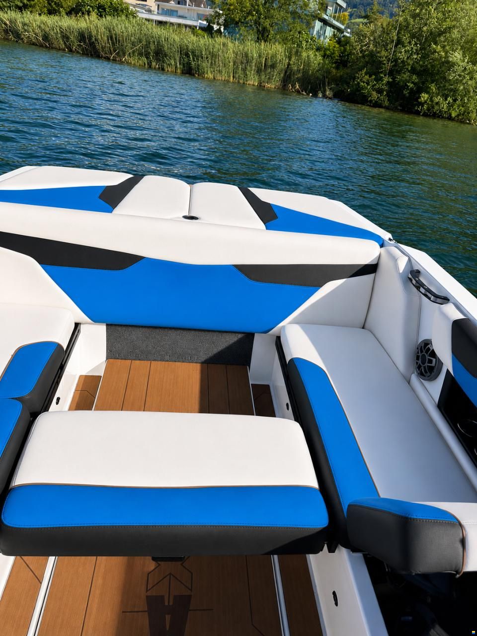 Axis by Malibu A22