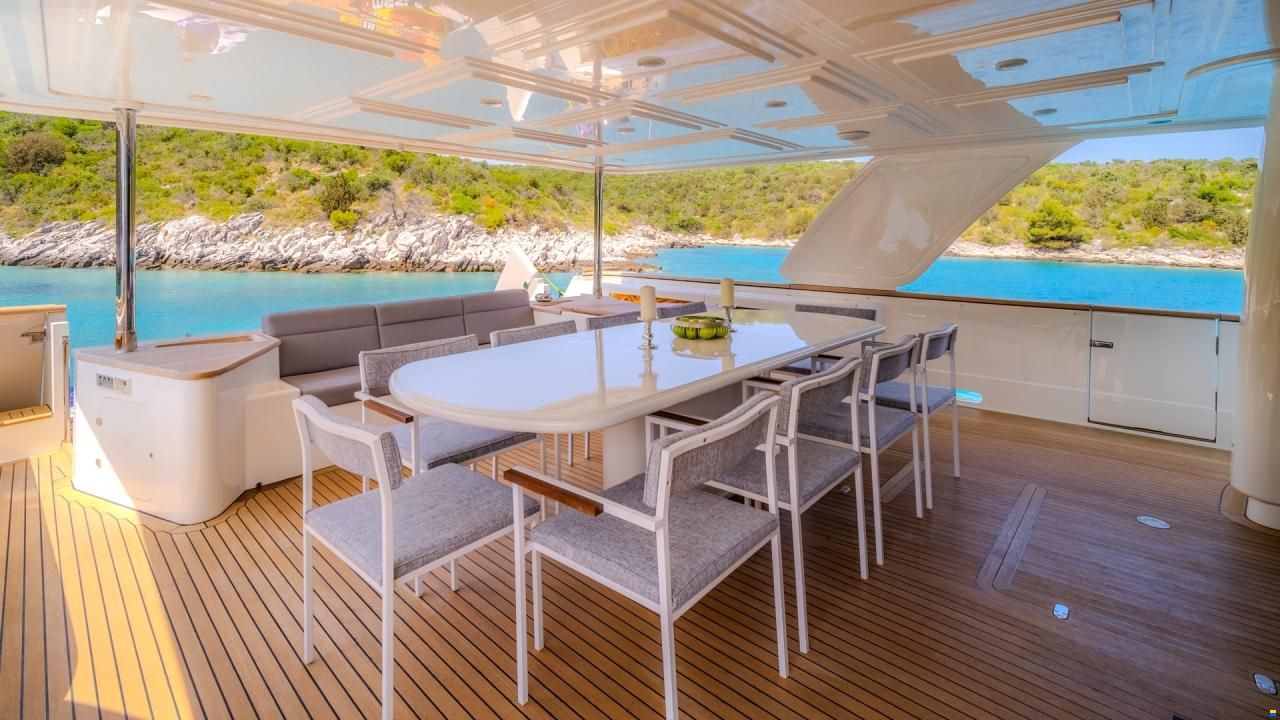 Ferretti Custom Line Navetta 30