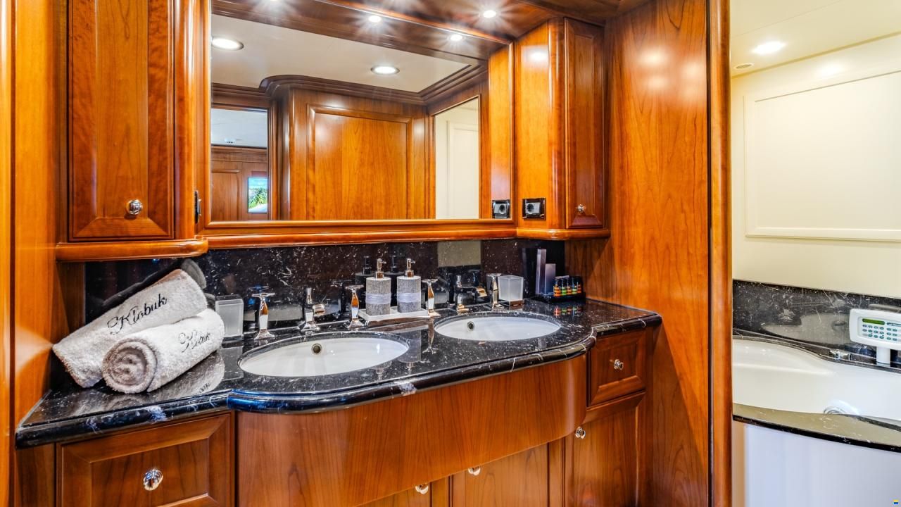 Ferretti Custom Line Navetta 30