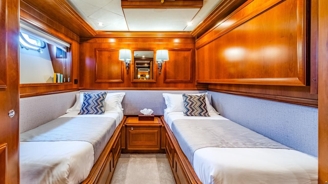 Ferretti Custom Line Navetta 30