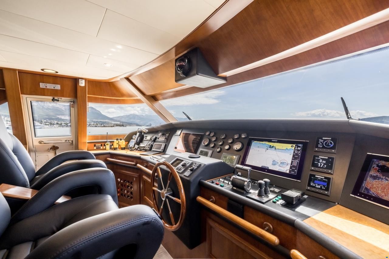 Ferretti Custom Line Navetta 30