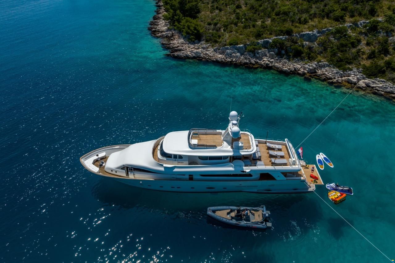 Ferretti Custom Line Navetta 30